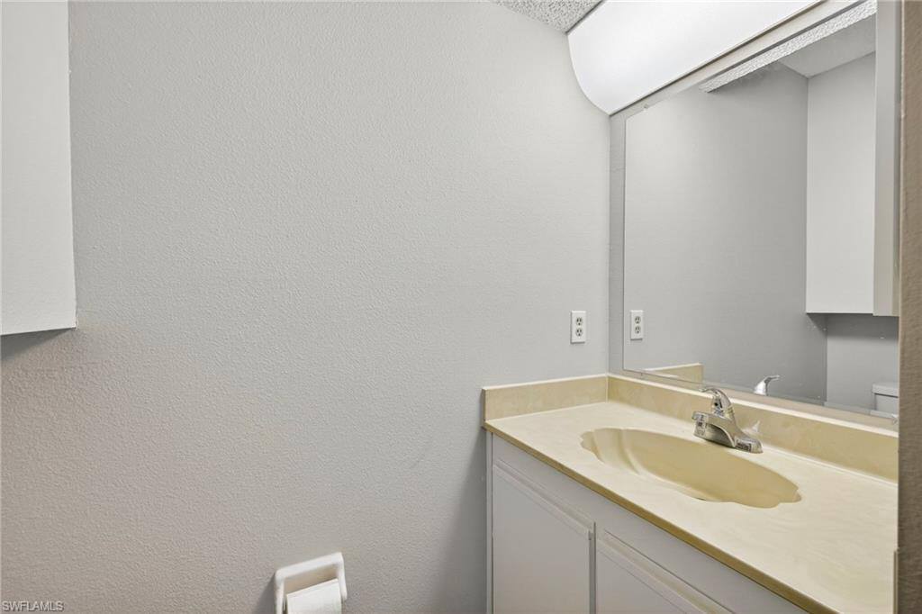 11653 Pointe Circle Dr, Fort Myers, FL 33908