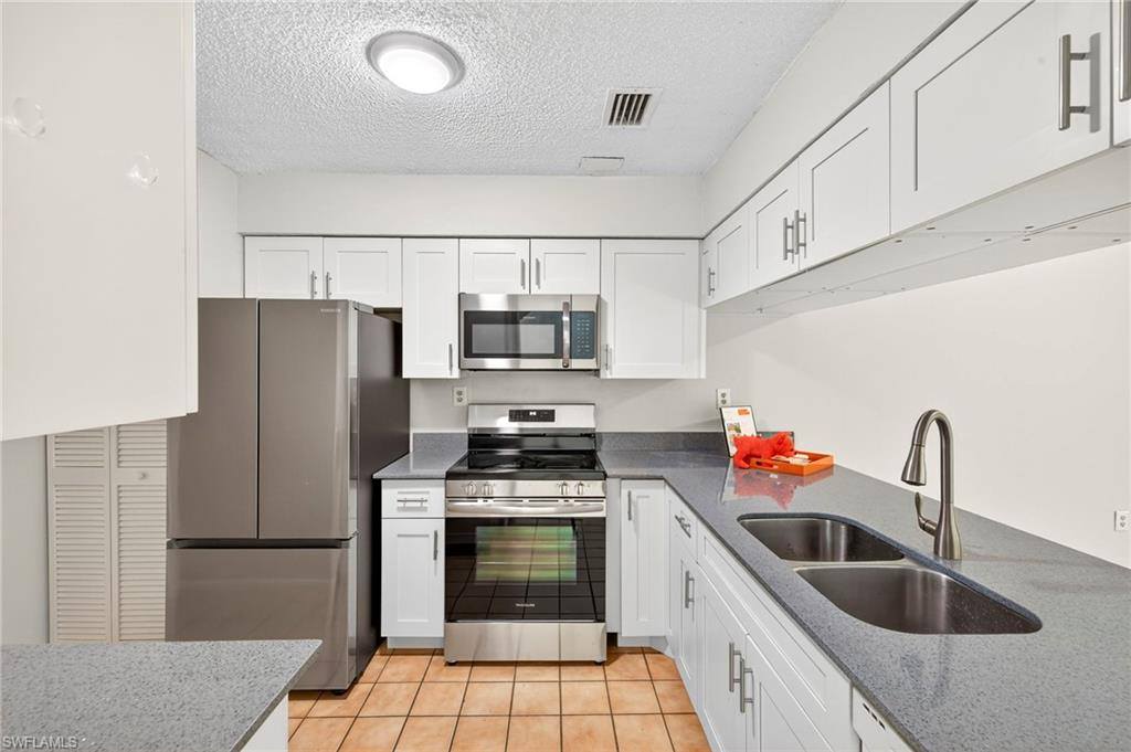 11653 Pointe Circle Dr, Fort Myers, FL 33908