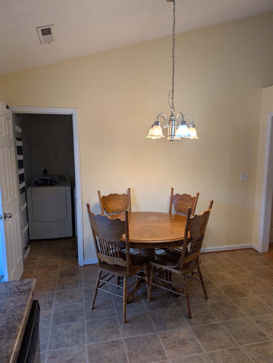 1126 Gearhart Rd SE, Roanoke, VA 24014