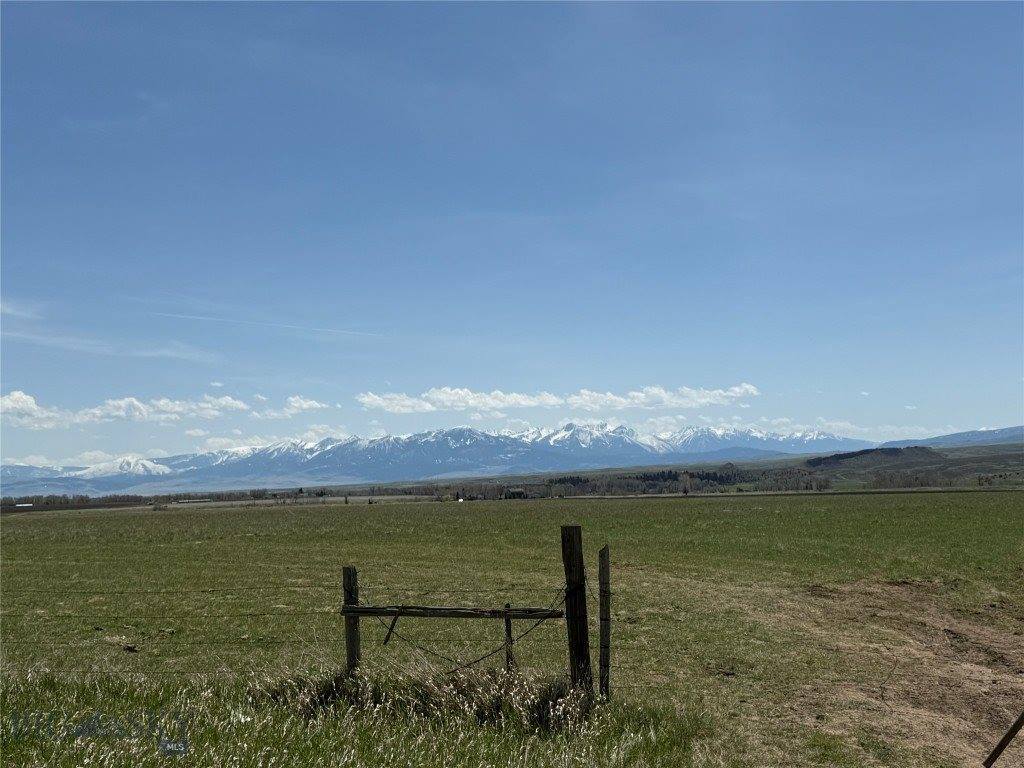 100 Queen Lane, Clyde Park, MT 59047