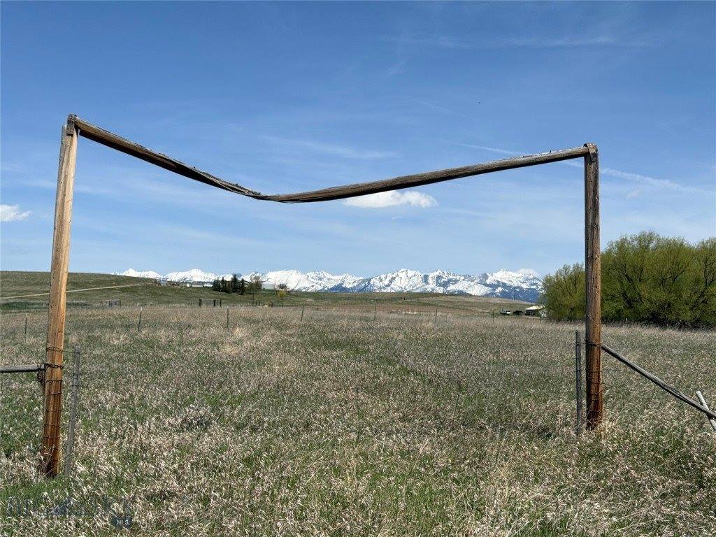 100 Queen Lane, Clyde Park, MT 59047