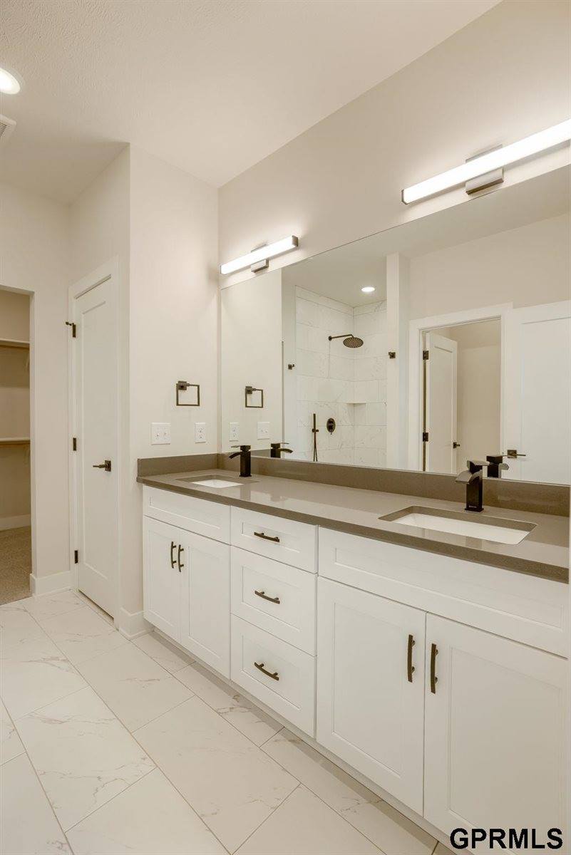 20137 R Street, Omaha, NE 68135