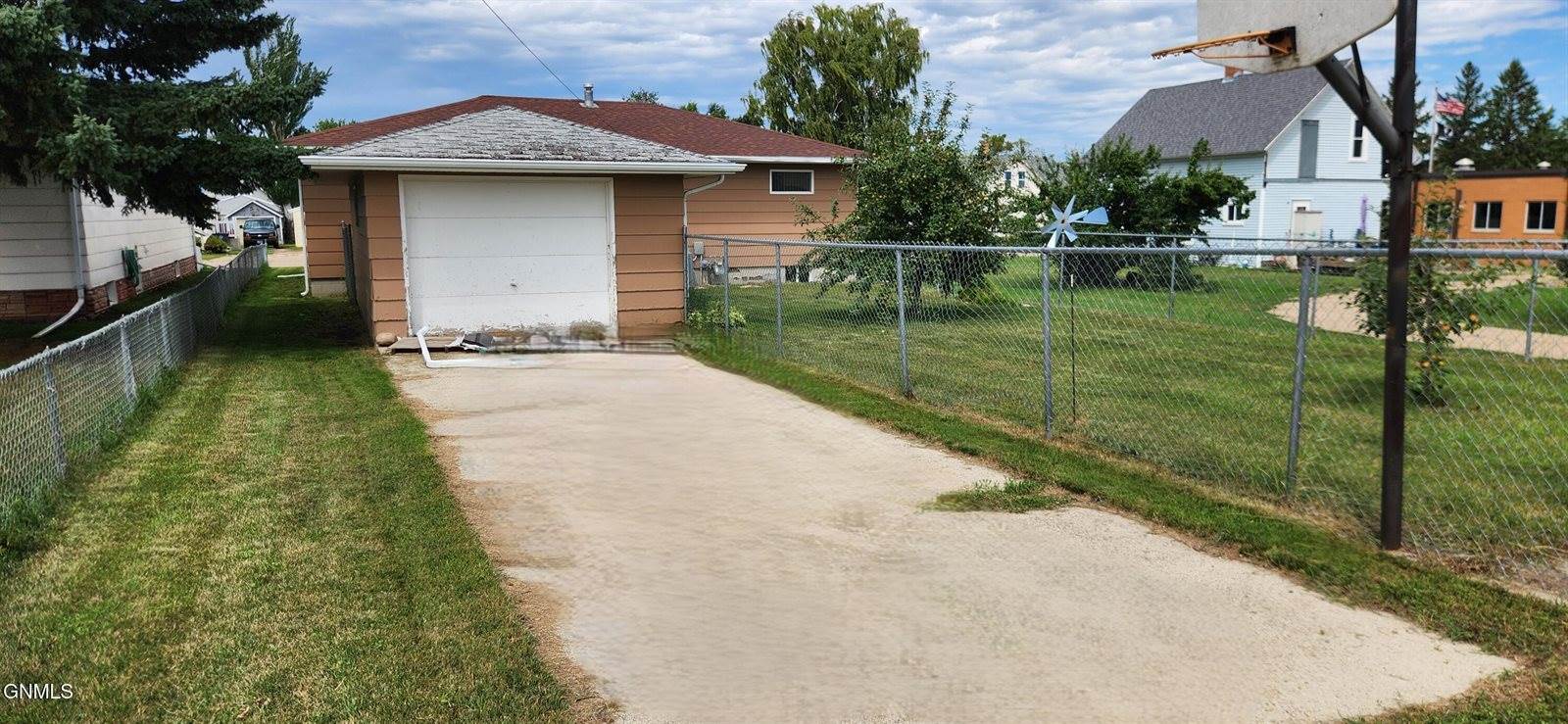 207 Roosevelt Avenue, Underwood, ND 58576