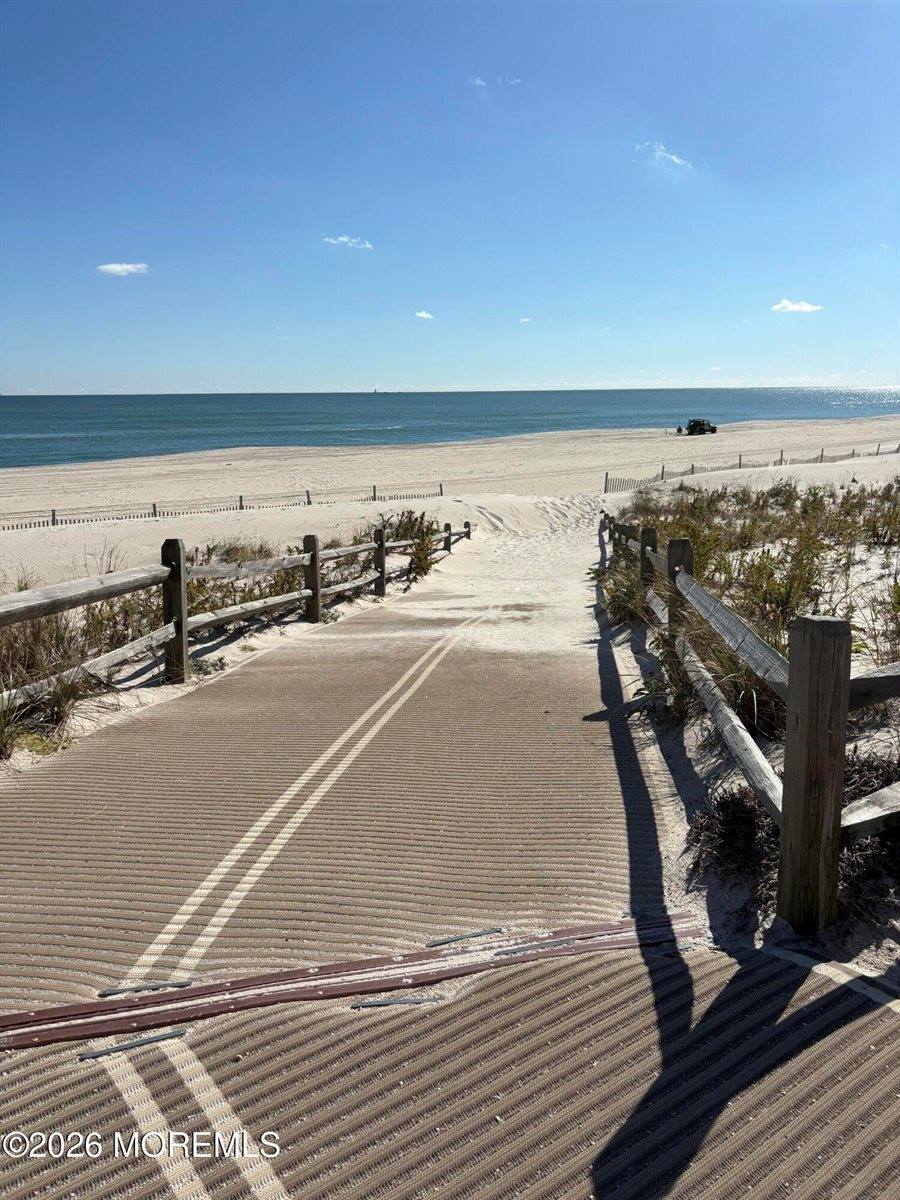 10 West Rutherford Lane, Lavallette, NJ 08735