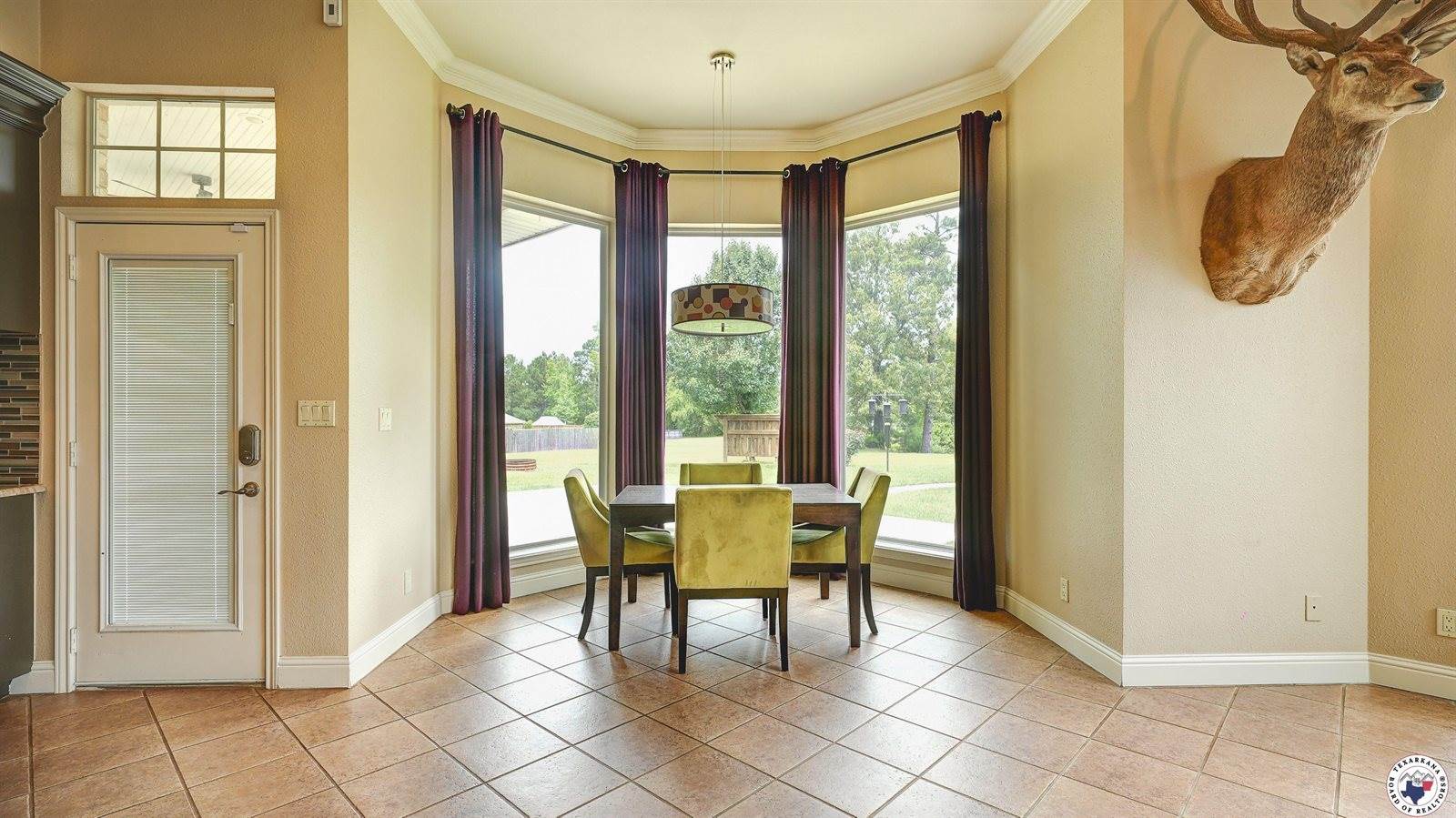 1067 Beaver Lake Dr, Texarkana, TX 75501