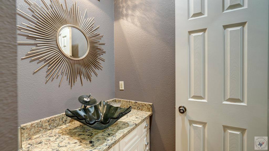 1067 Beaver Lake Dr, Texarkana, TX 75501