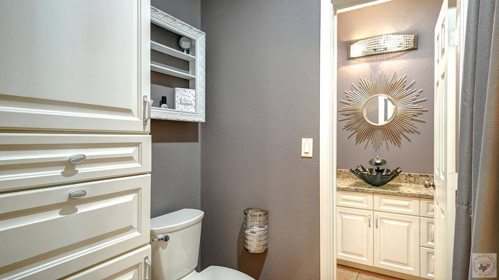 1067 Beaver Lake Dr, Texarkana, TX 75501