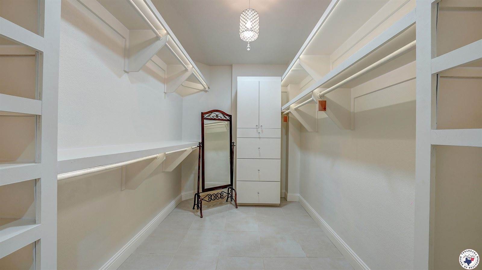 1067 Beaver Lake Dr, Texarkana, TX 75501