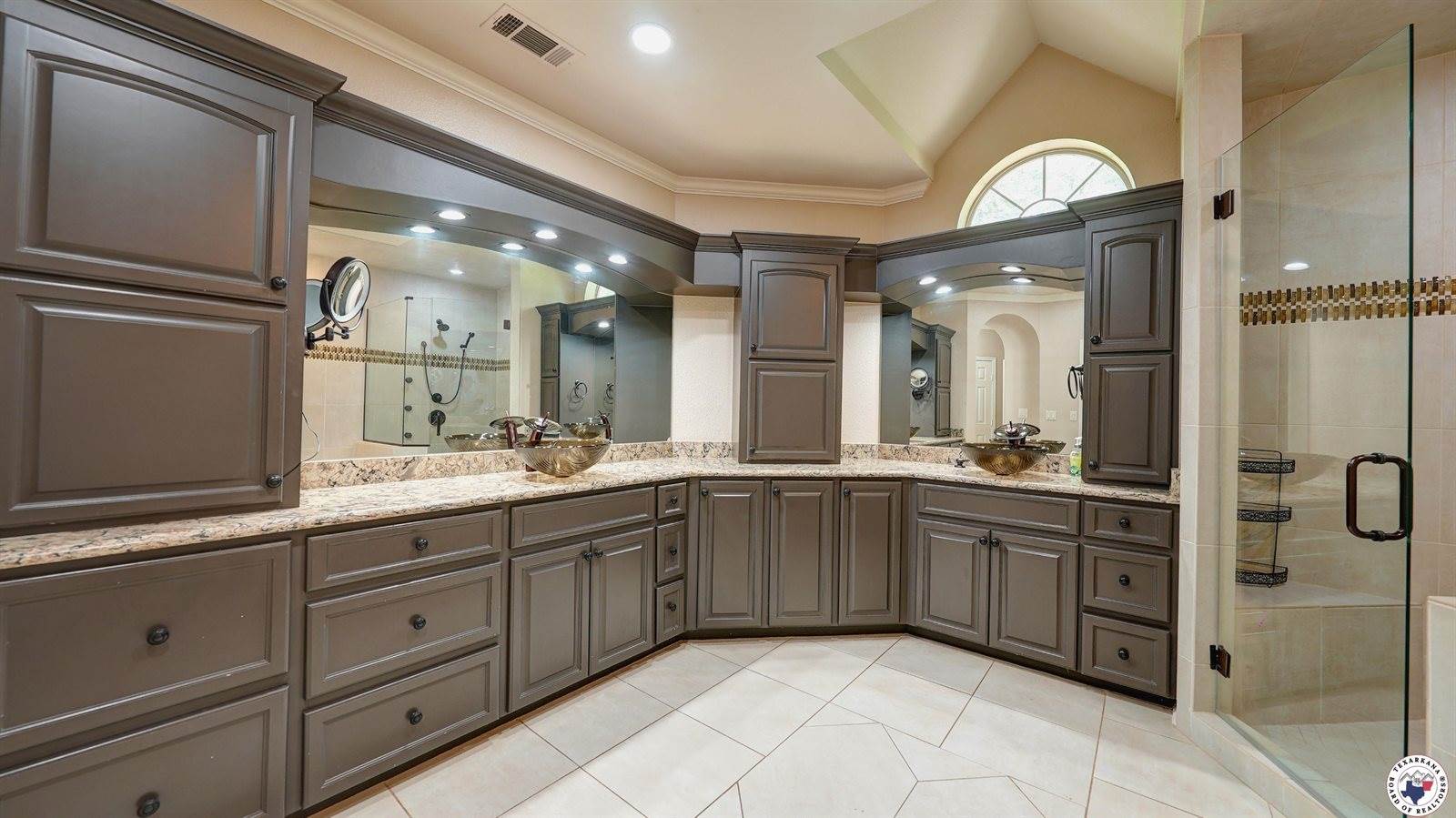 1067 Beaver Lake Dr, Texarkana, TX 75501