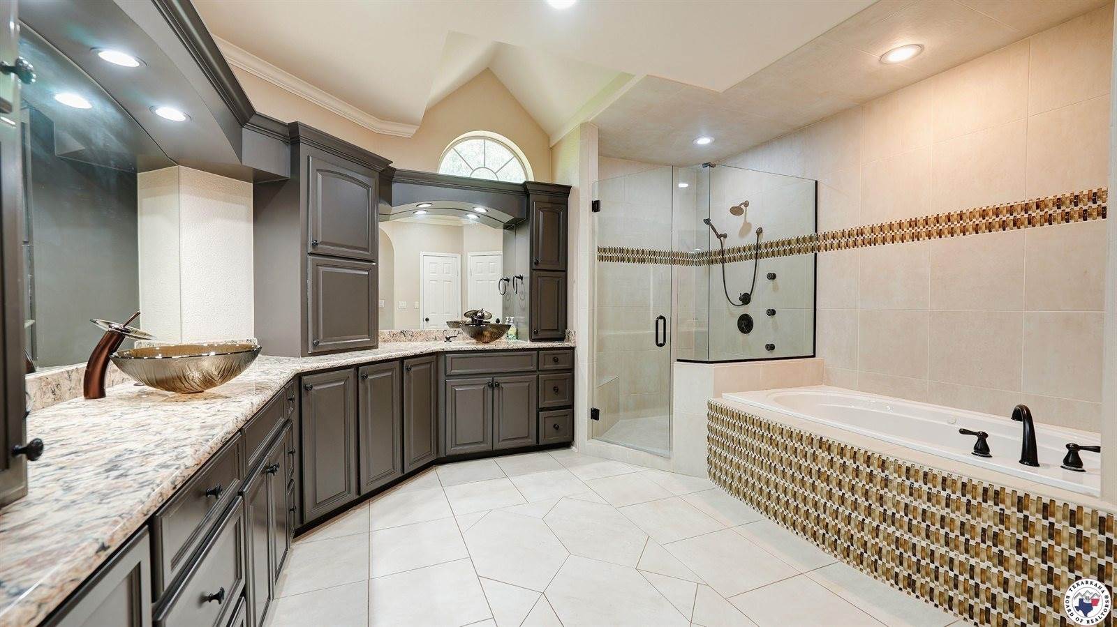 1067 Beaver Lake Dr, Texarkana, TX 75501