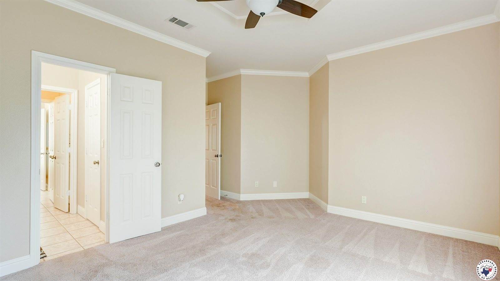 1067 Beaver Lake Dr, Texarkana, TX 75501