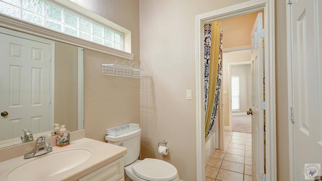 1067 Beaver Lake Dr, Texarkana, TX 75501