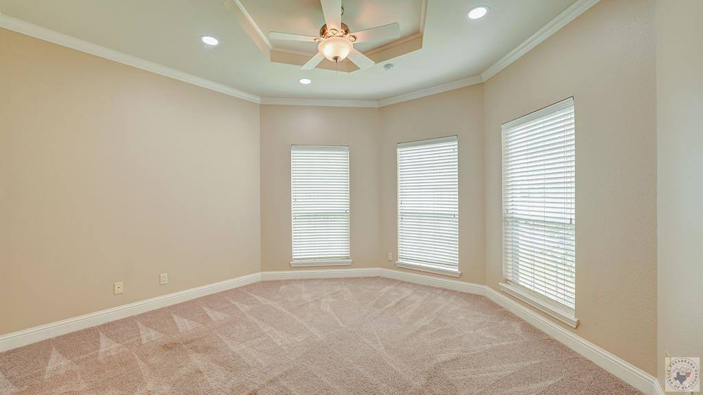 1067 Beaver Lake Dr, Texarkana, TX 75501