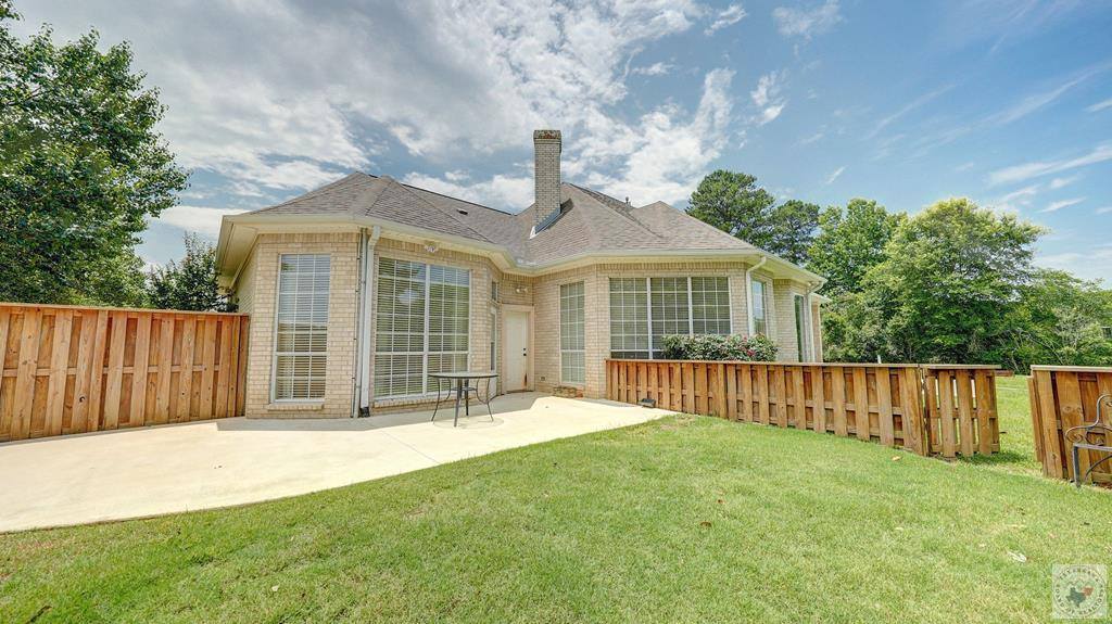 1067 Beaver Lake Dr, Texarkana, TX 75501