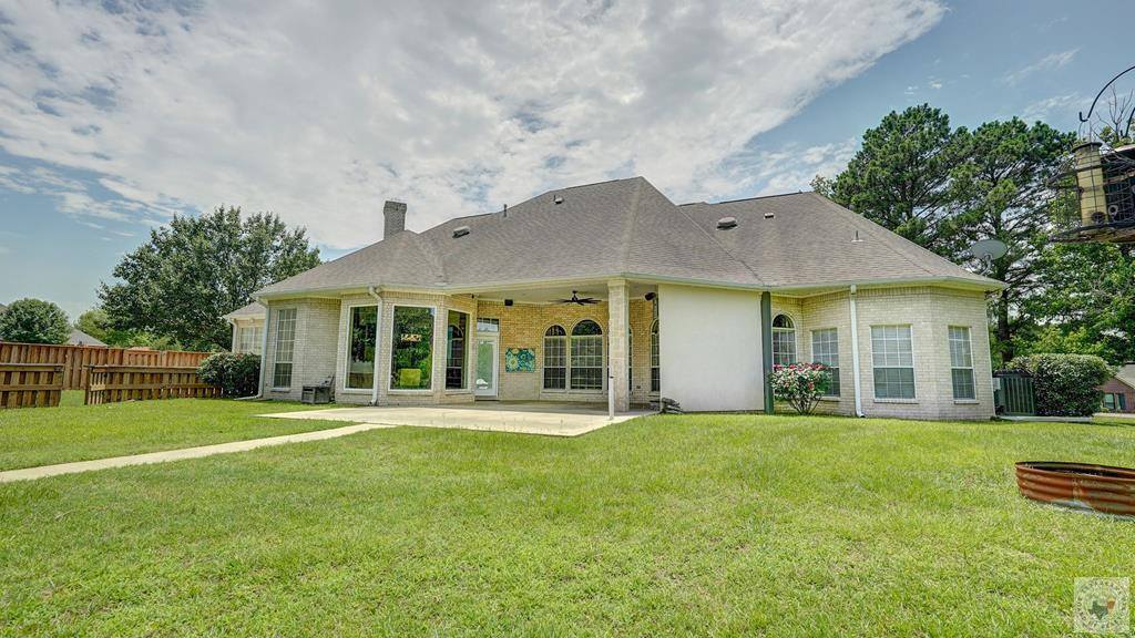 1067 Beaver Lake Dr, Texarkana, TX 75501