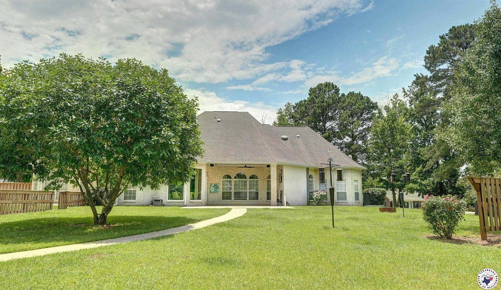 1067 Beaver Lake Dr, Texarkana, TX 75501