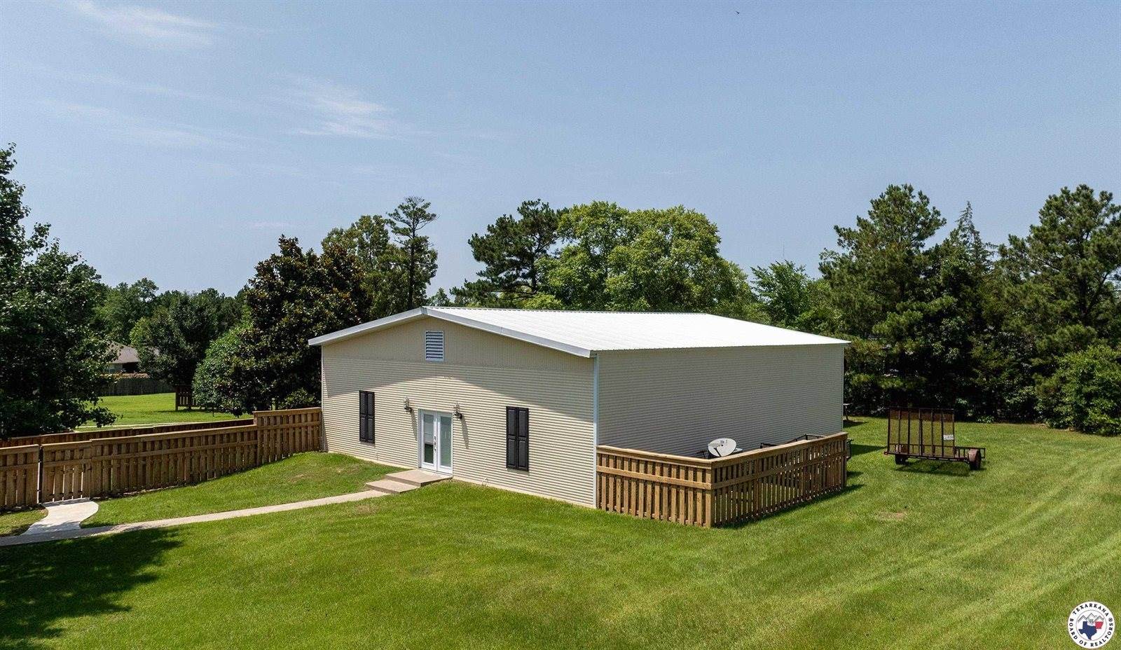 1067 Beaver Lake Dr, Texarkana, TX 75501