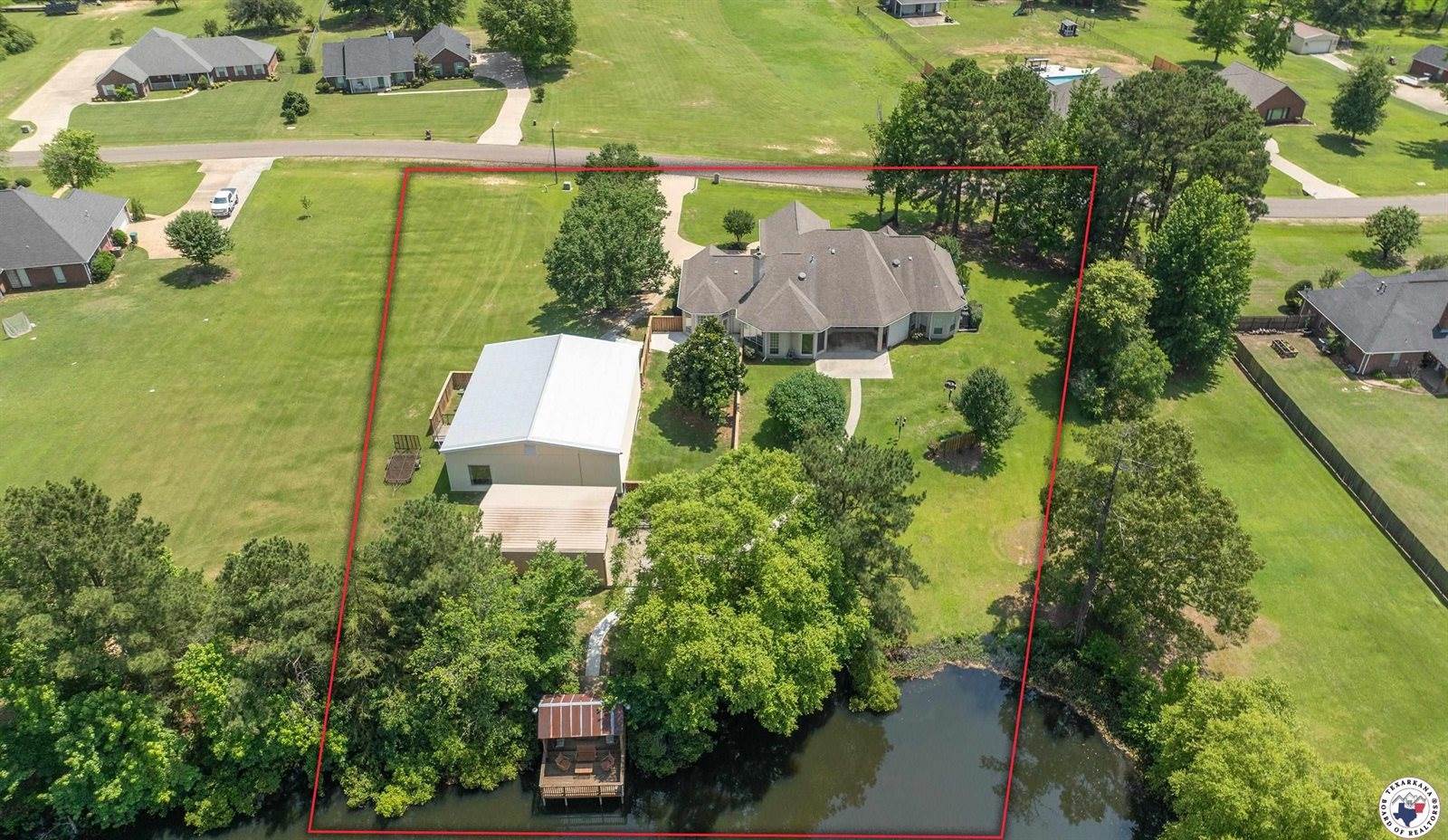 1067 Beaver Lake Dr, Texarkana, TX 75501