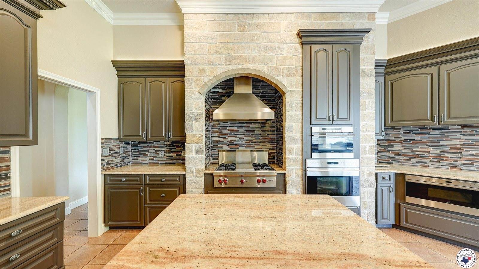 1067 Beaver Lake Dr, Texarkana, TX 75501