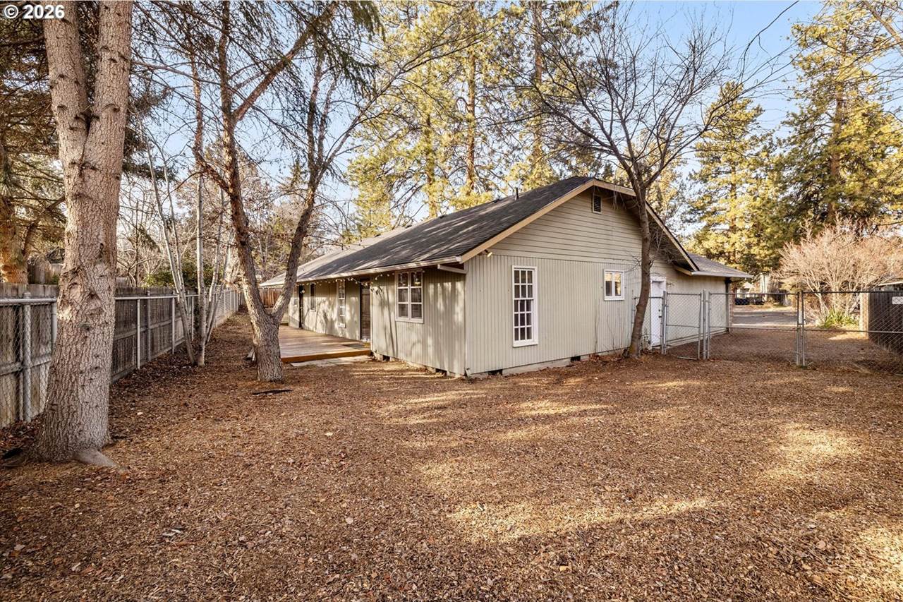 1843 SE Moorwood Ct, Bend, OR 97702