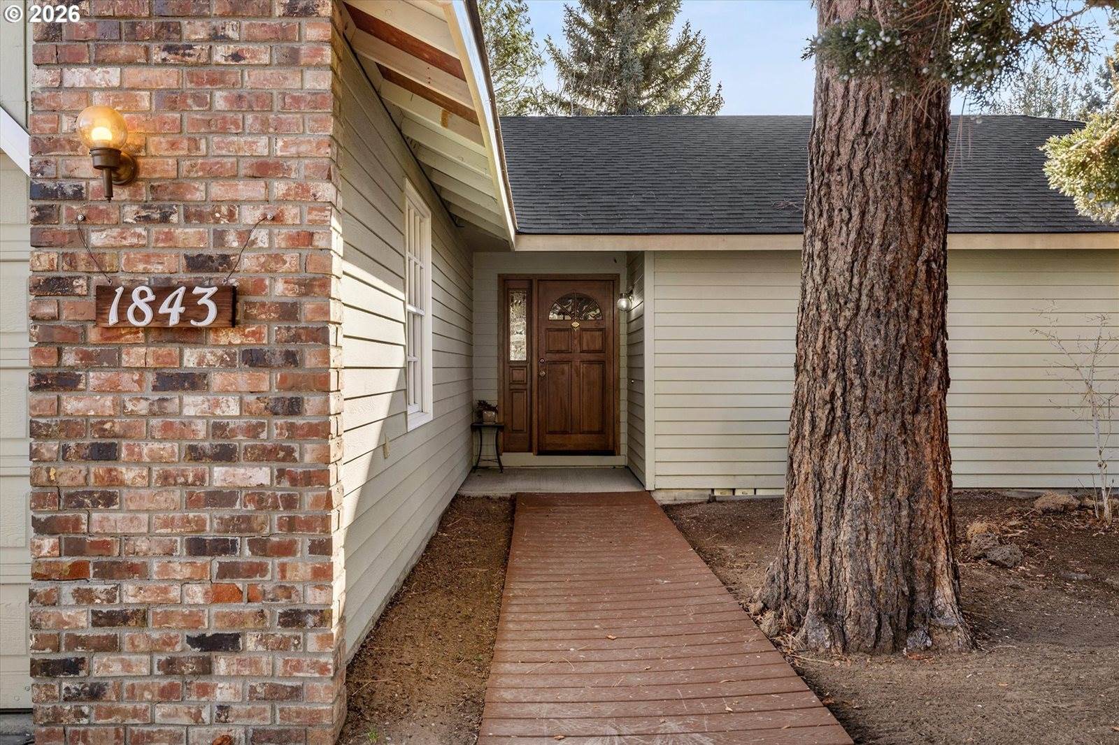 1843 SE Moorwood Ct, Bend, OR 97702