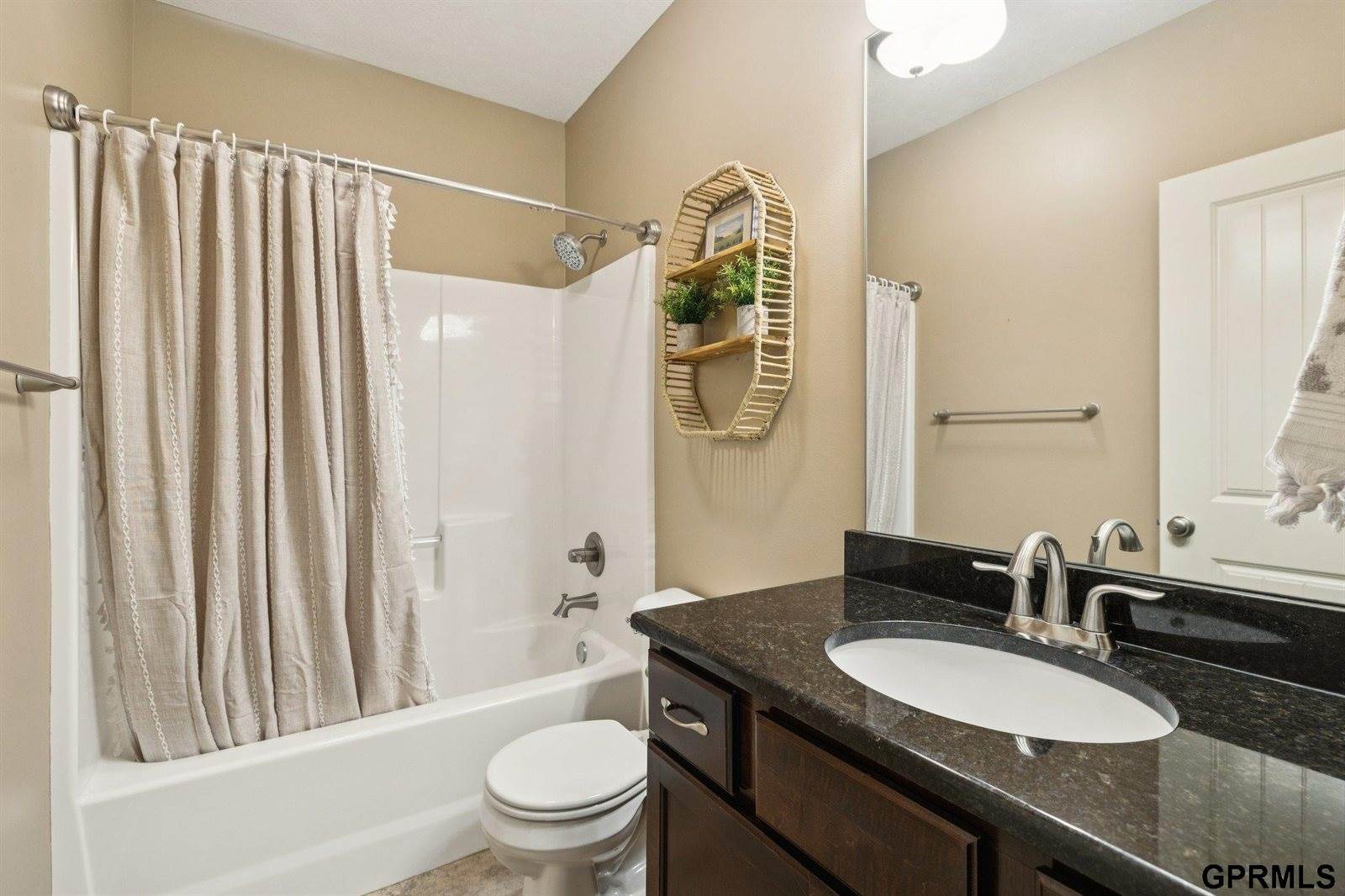 18601 Mason Street, Elkhorn, NE 68022