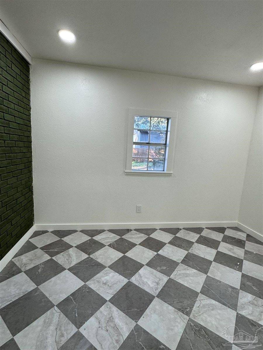 5520 Jones St, Milton, FL 32570