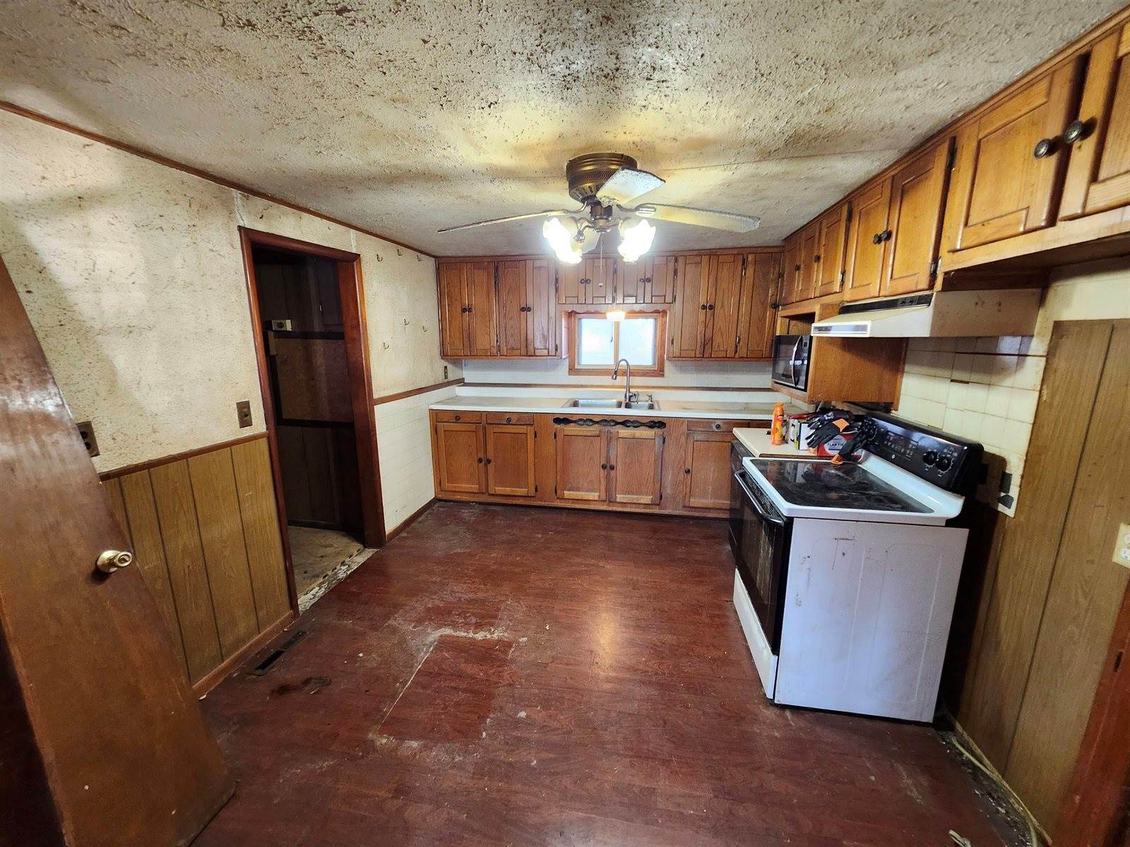 620 East 2nd St, Douglass, KS 67039