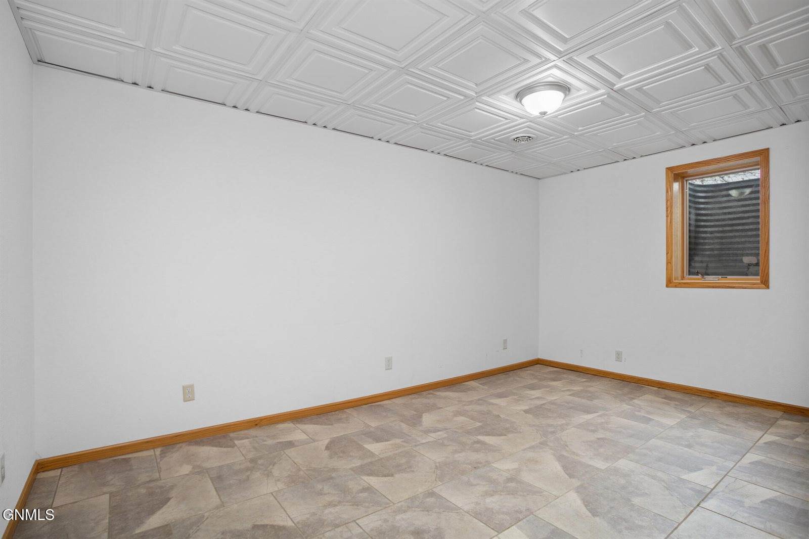 6881 2nd Avenue Circle East, Williston, ND 58801