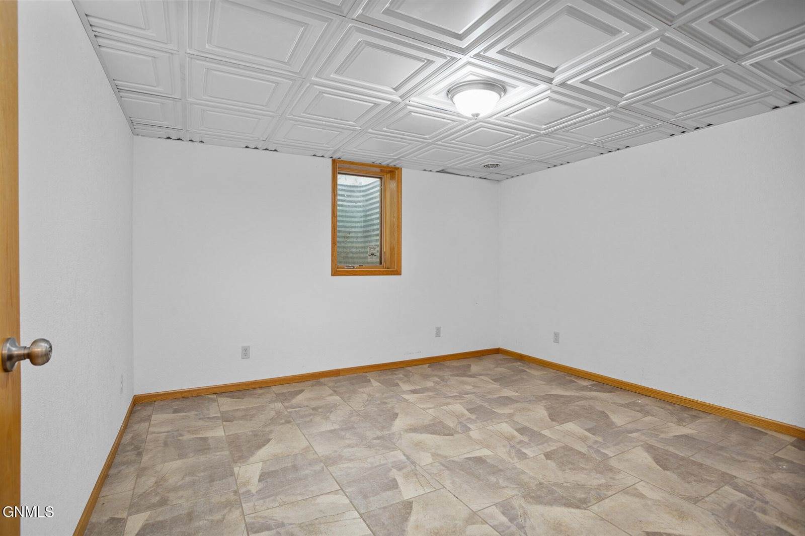 6881 2nd Avenue Circle East, Williston, ND 58801