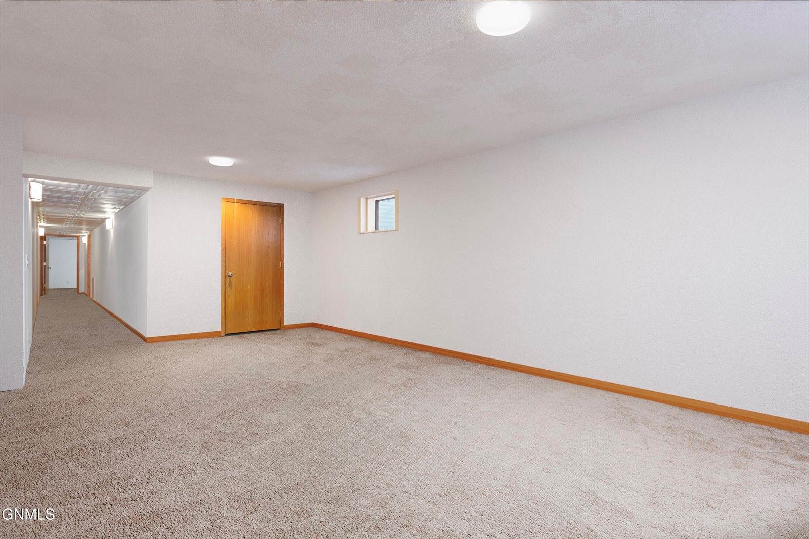 6881 2nd Avenue Circle East, Williston, ND 58801