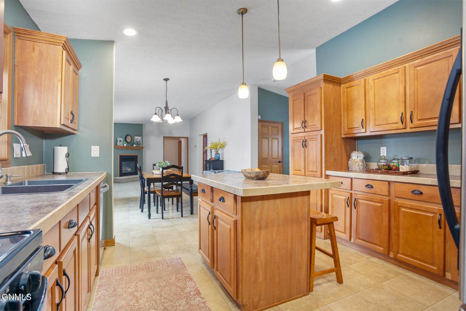 6881 2nd Avenue Circle East, Williston, ND 58801