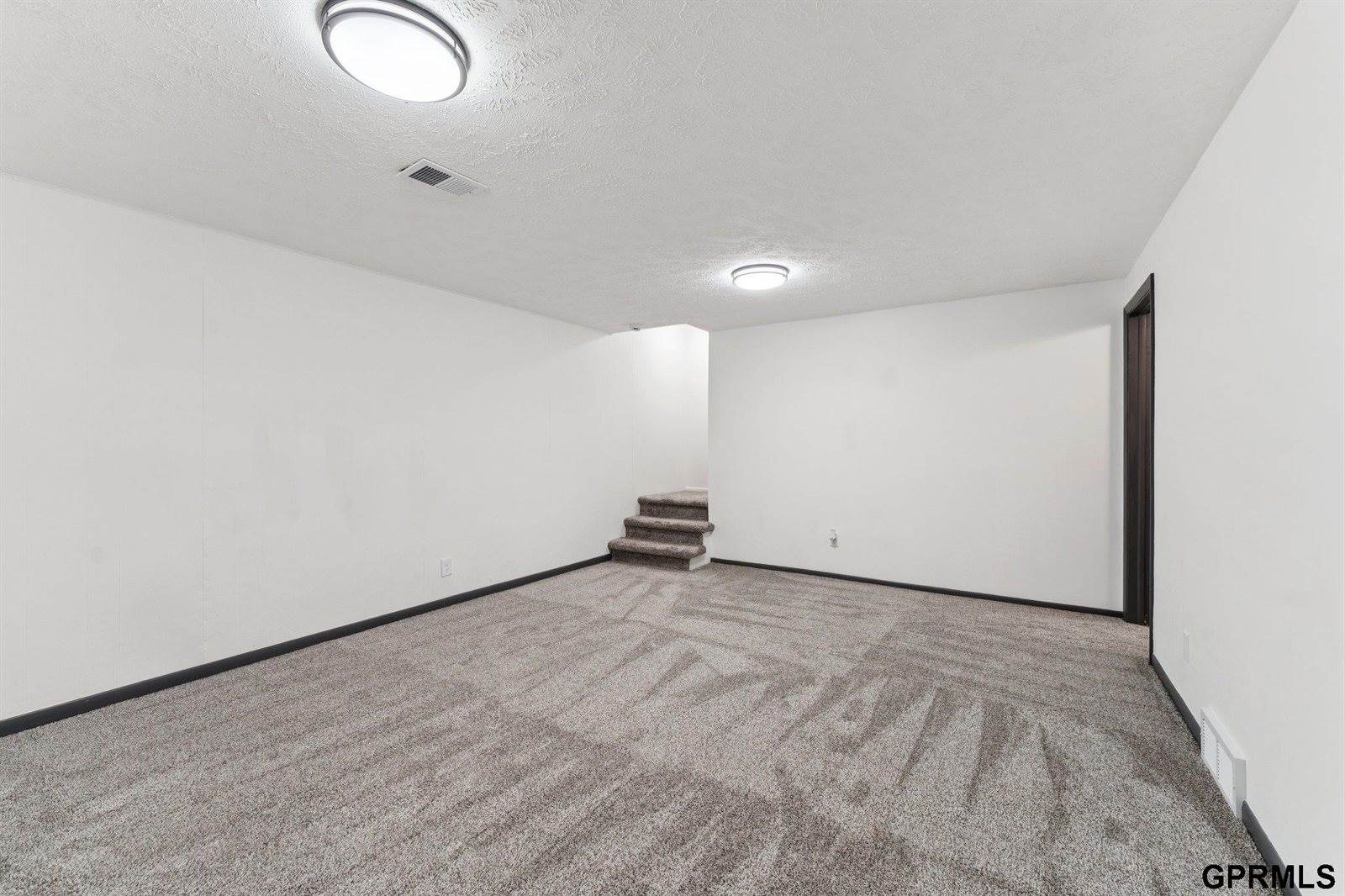 823 North 123 Court, Omaha, NE 68154