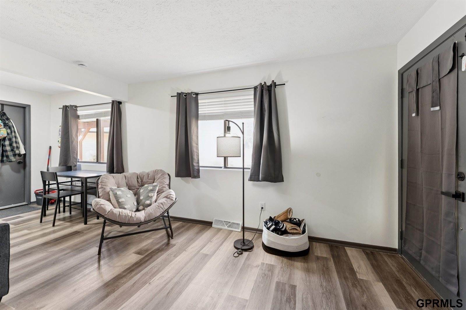 823 North 123 Court, Omaha, NE 68154