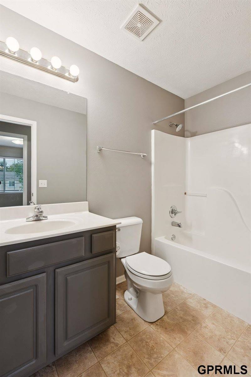 8928 North 78 Avenue Circle, Omaha, NE 68122