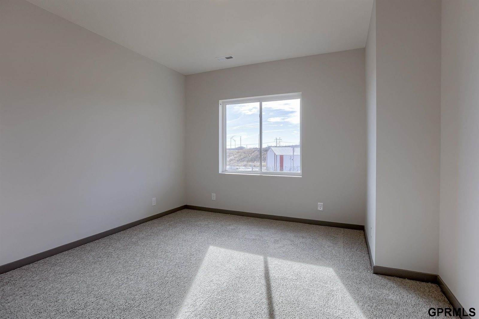 18467 Greenleaf Street, Omaha, NE 68136