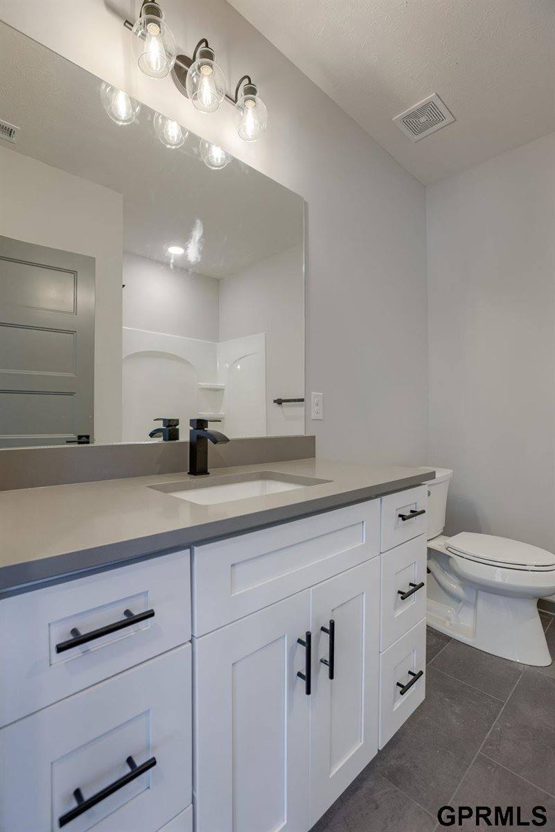 18467 Greenleaf Street, Omaha, NE 68136