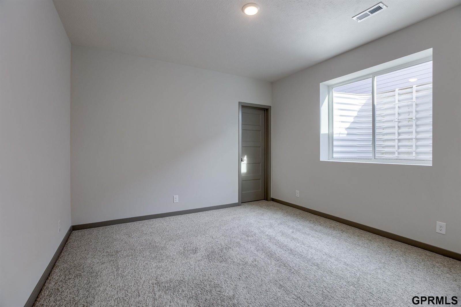 18467 Greenleaf Street, Omaha, NE 68136