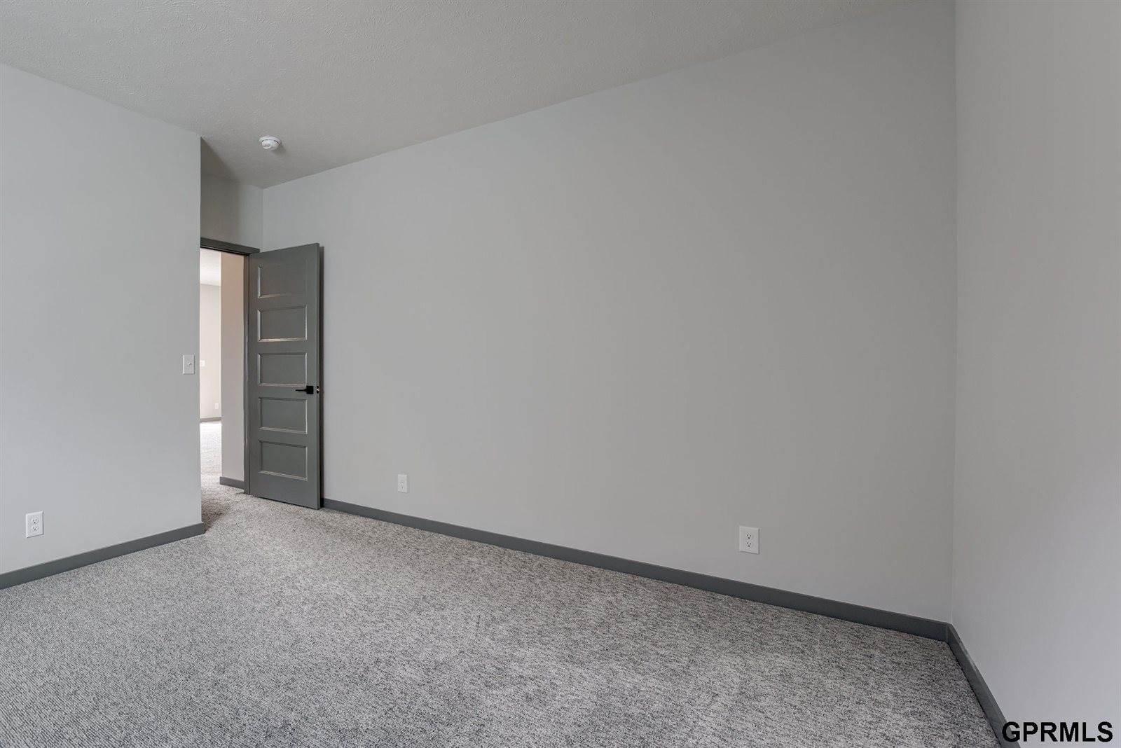 18467 Greenleaf Street, Omaha, NE 68136