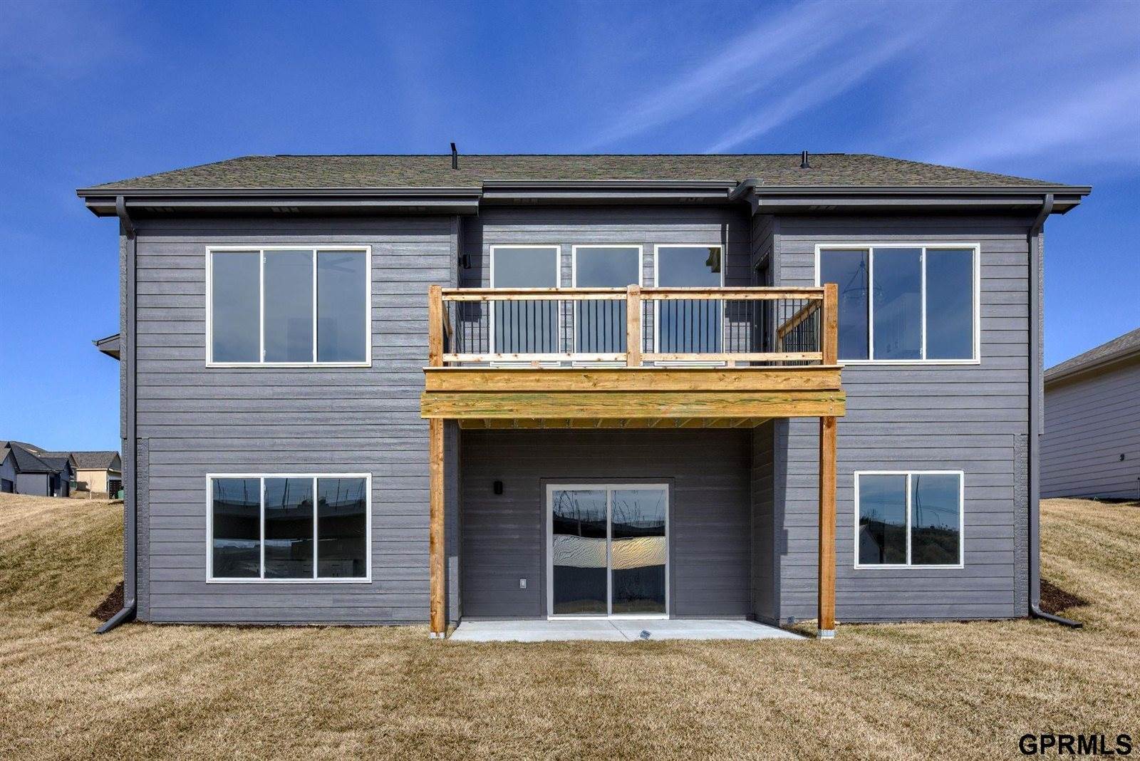 18467 Greenleaf Street, Omaha, NE 68136