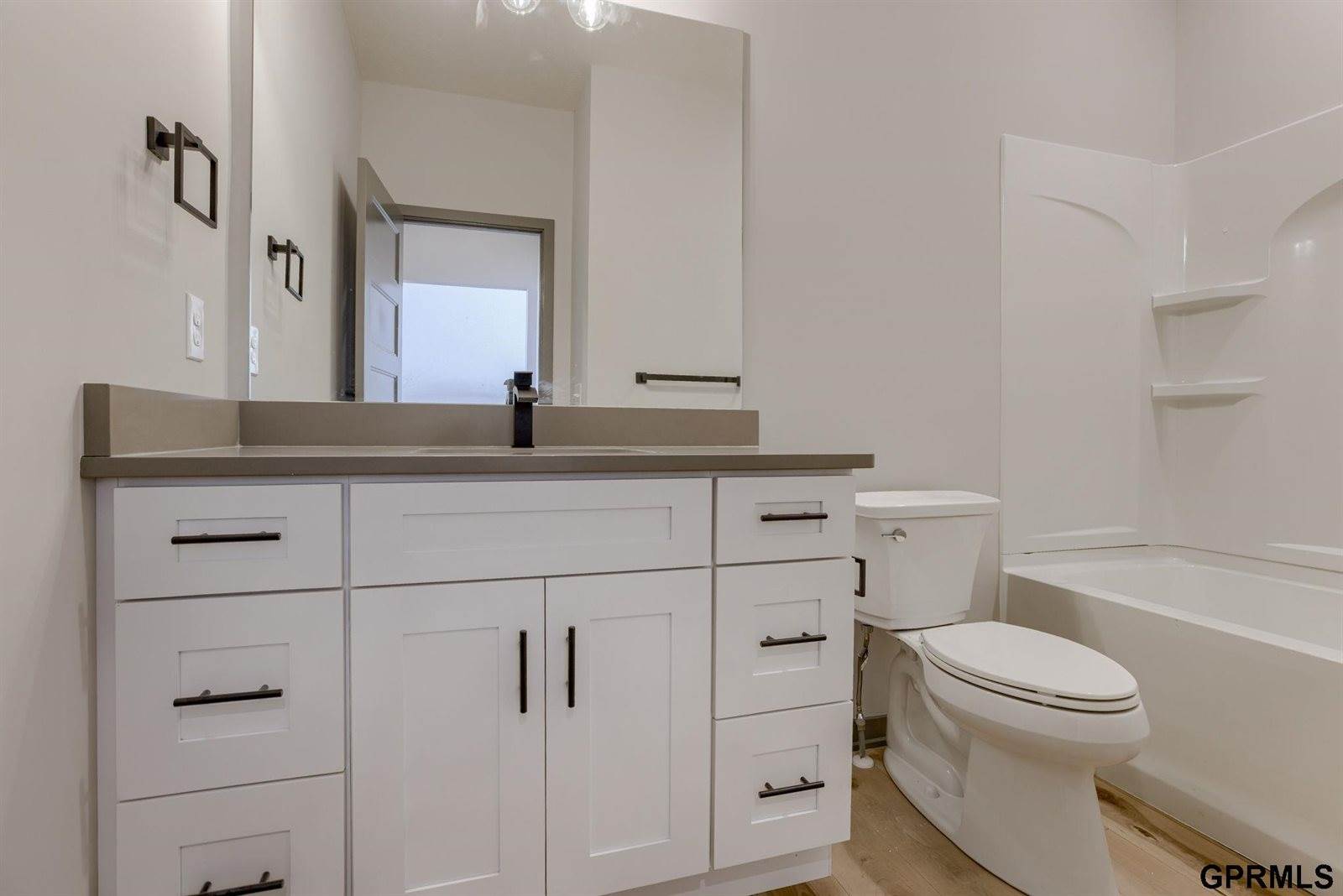 18467 Greenleaf Street, Omaha, NE 68136