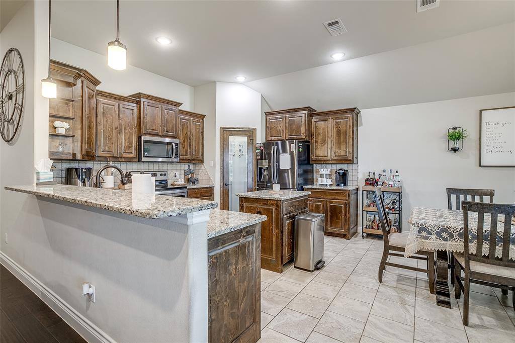 203 County Road 4221, Decatur, TX 76234