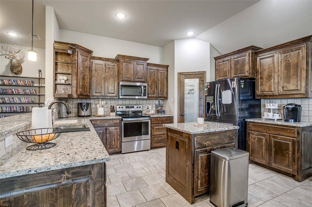 203 County Road 4221, Decatur, TX 76234