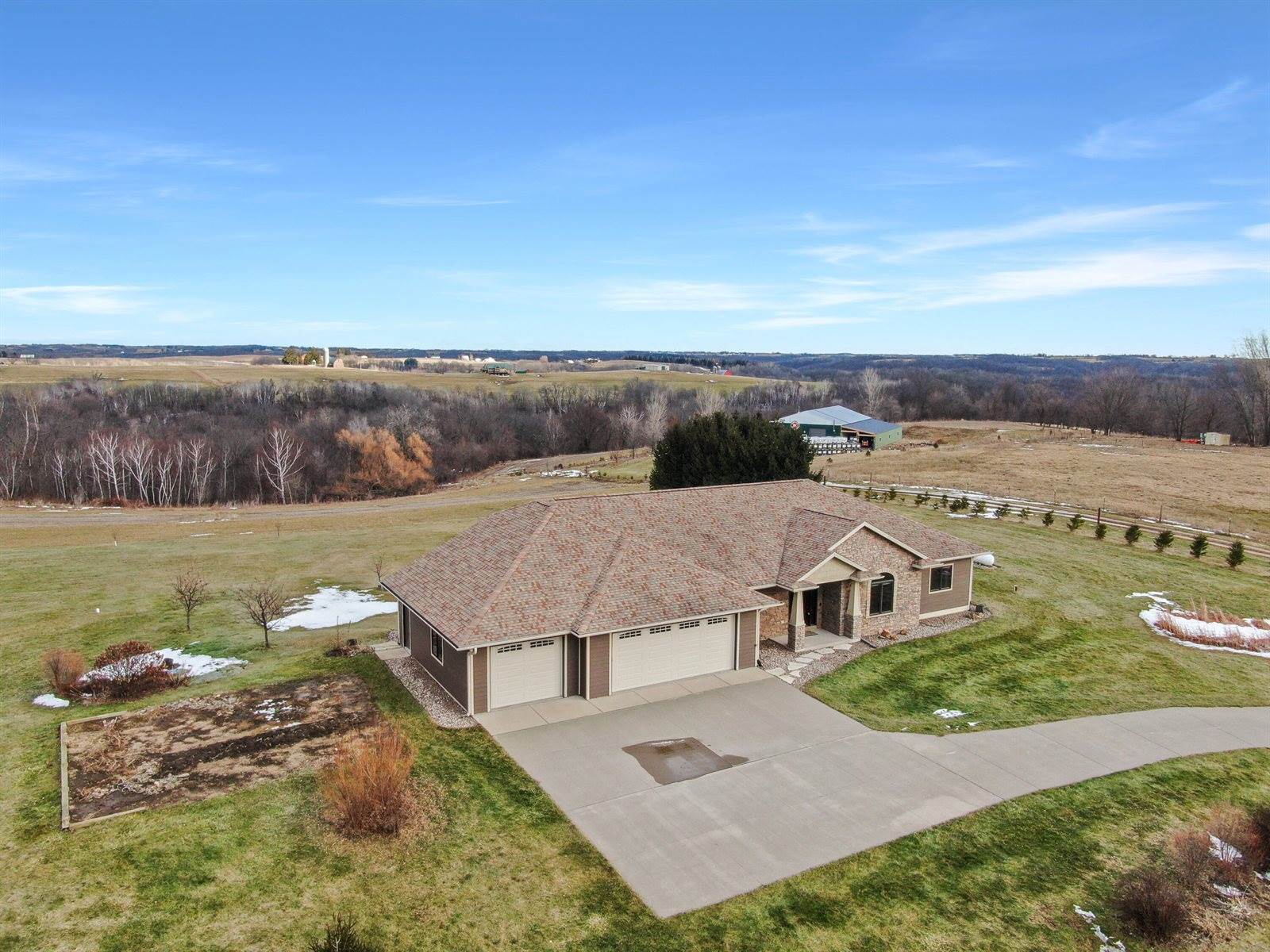 S3358 Hass Ln, Harmony, WI 54665