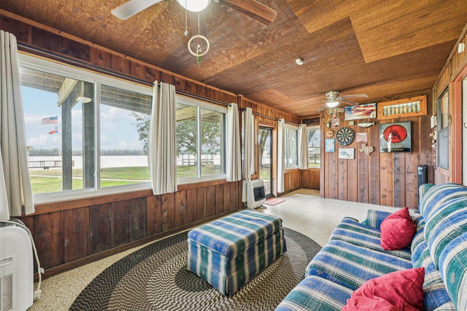 94 Lake View Drive, Huntsville, TX 77320