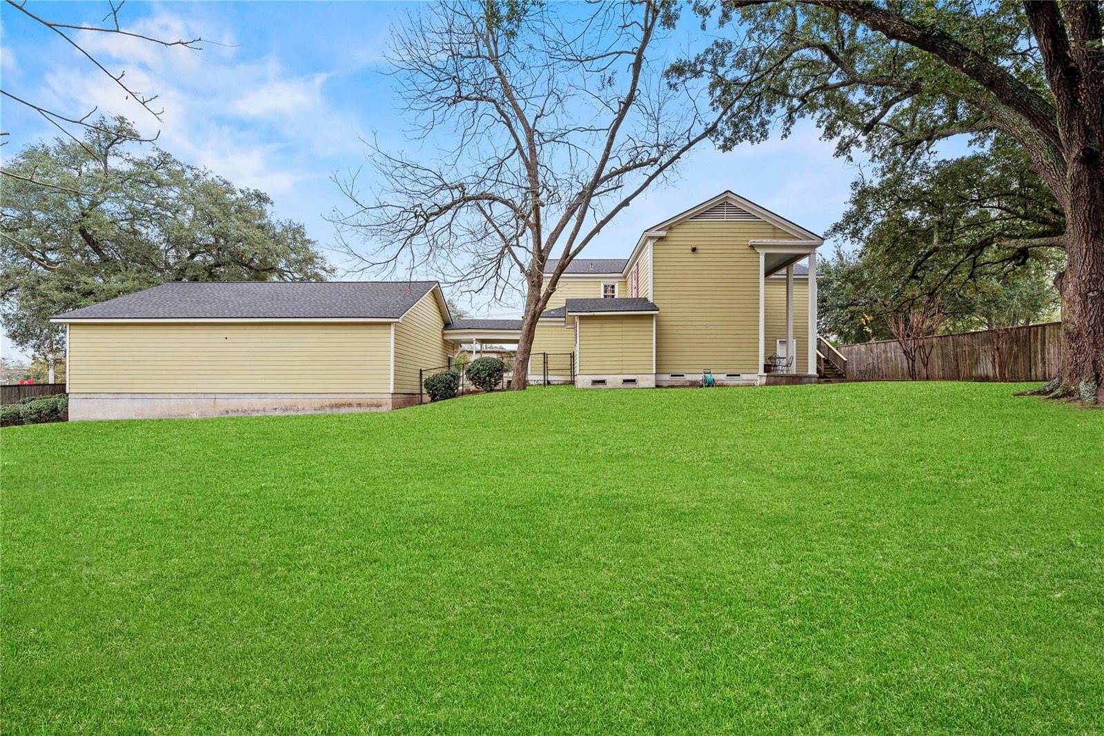 1106 Avenue O, Huntsville, TX 77340