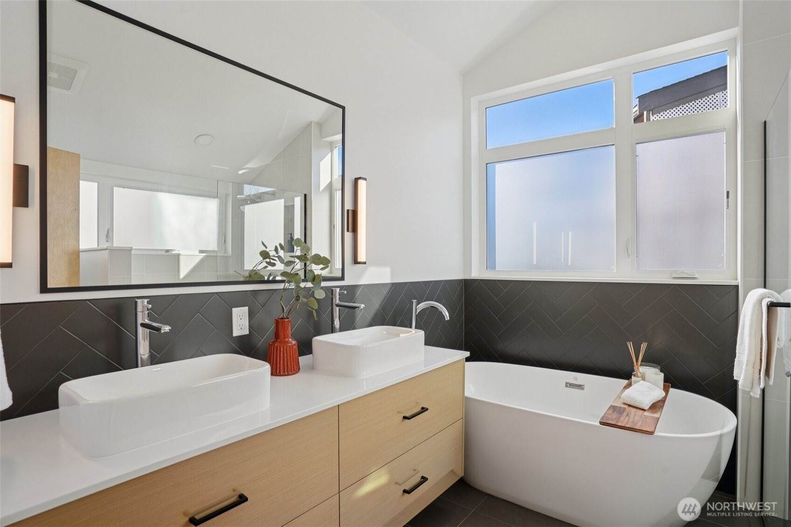 515 Howe Street, #A, Seattle, WA 98109