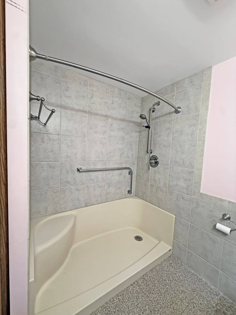 657 North Greenfield Drive, Freeport, IL 61032