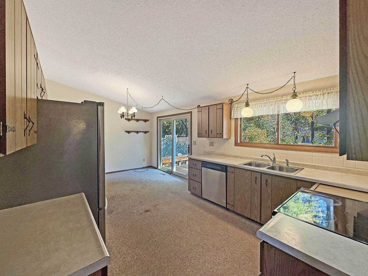 657 North Greenfield Drive, Freeport, IL 61032