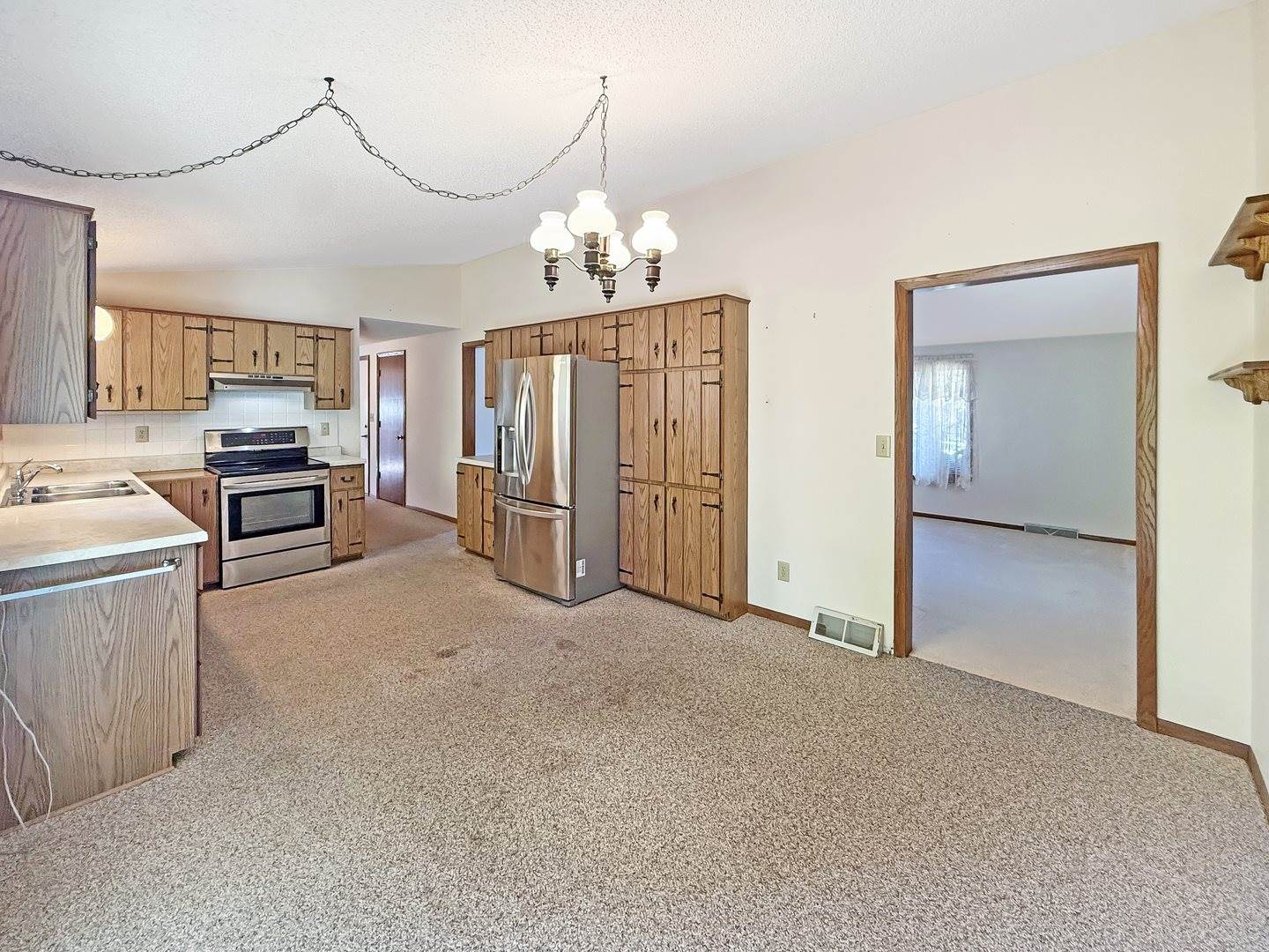 657 North Greenfield Drive, Freeport, IL 61032